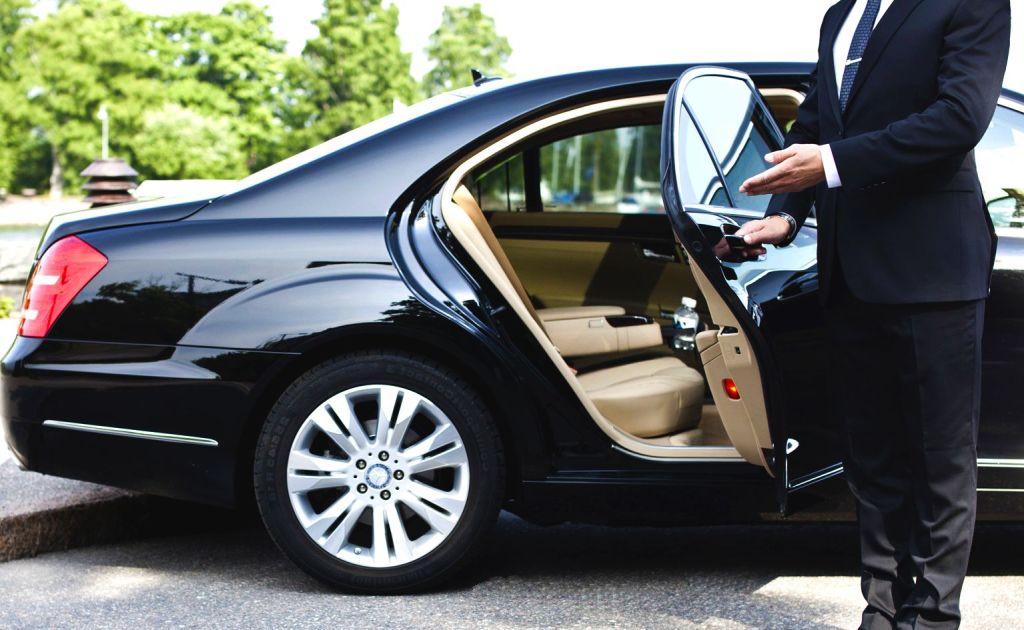 Why Hire a Luxury Chauffeur Service for a Prestigious Event